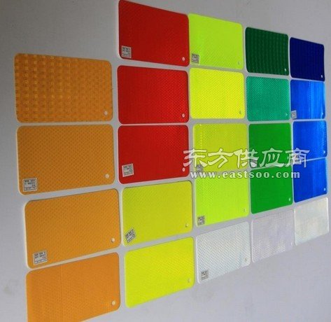 选择知名反光膜厂家益鑫圣包装，打造卓越视觉与安全防护