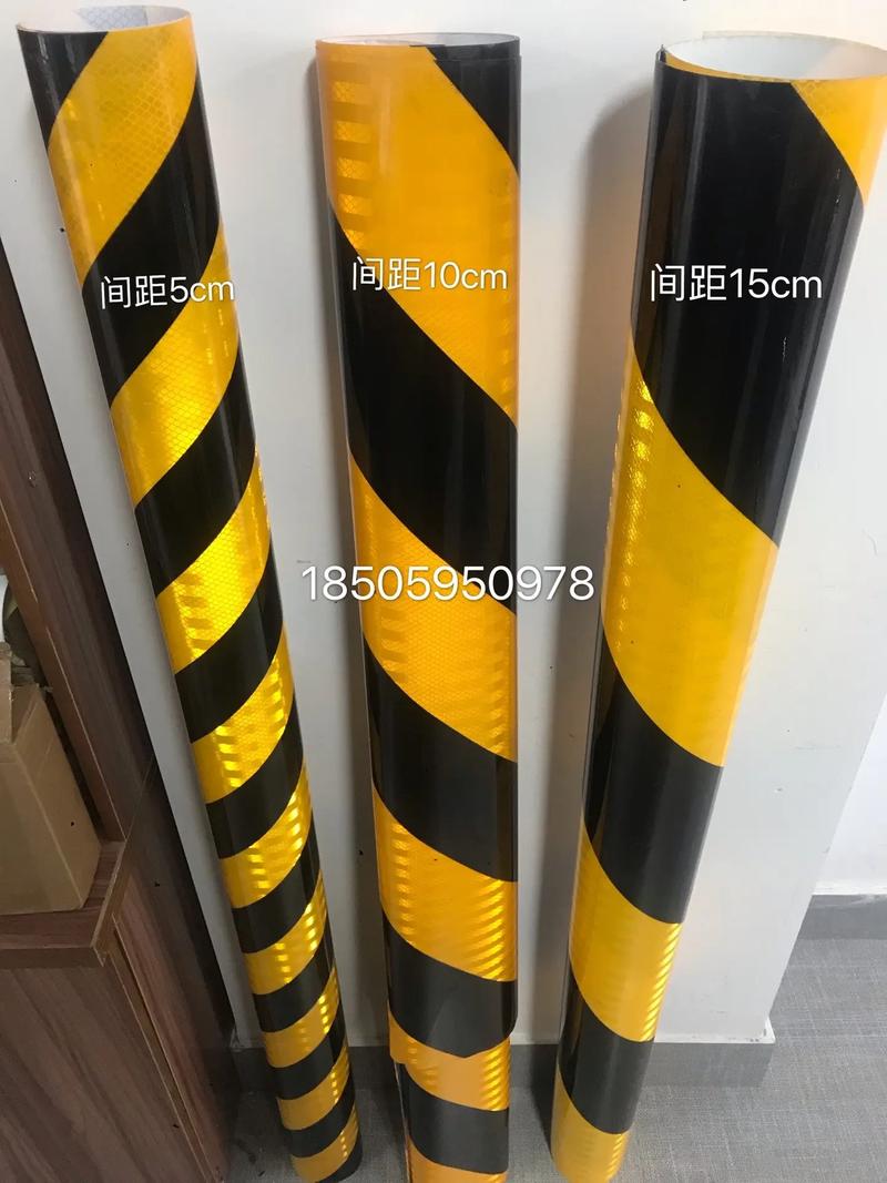 双色一体反光膜、立柱膜、端头膜与警示柱反光膜 交通设施中的安全守护者